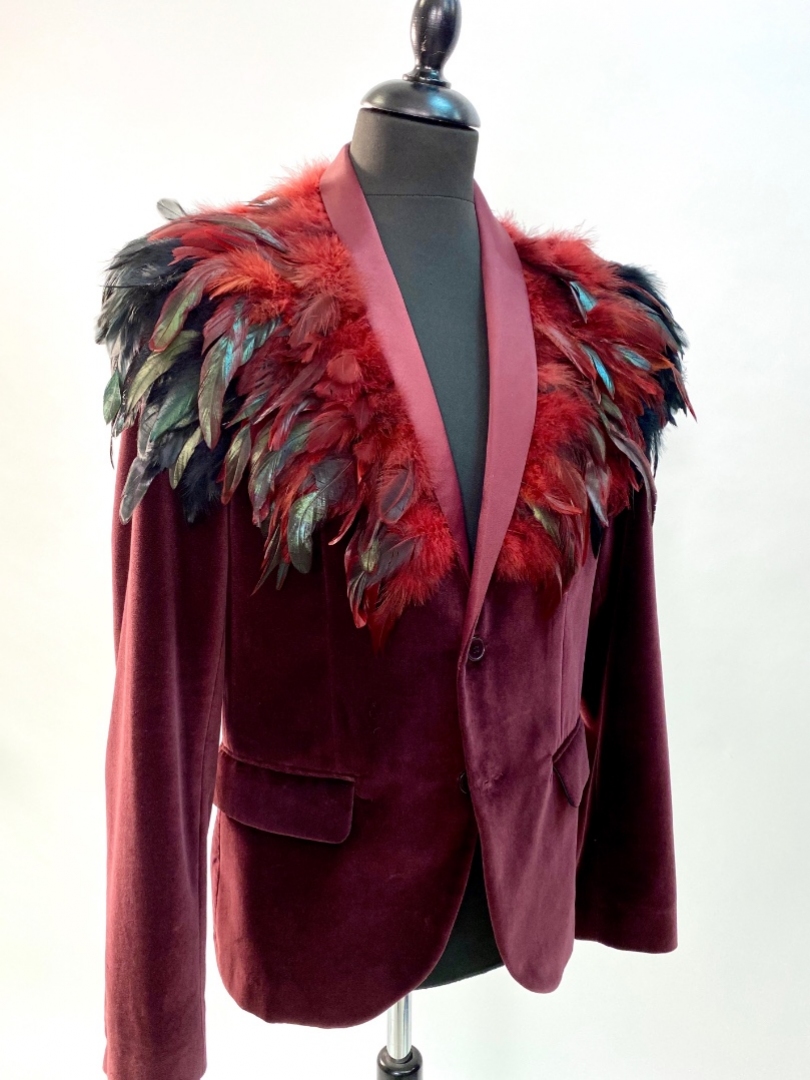 Вишневый бархатный пиджак с перьями