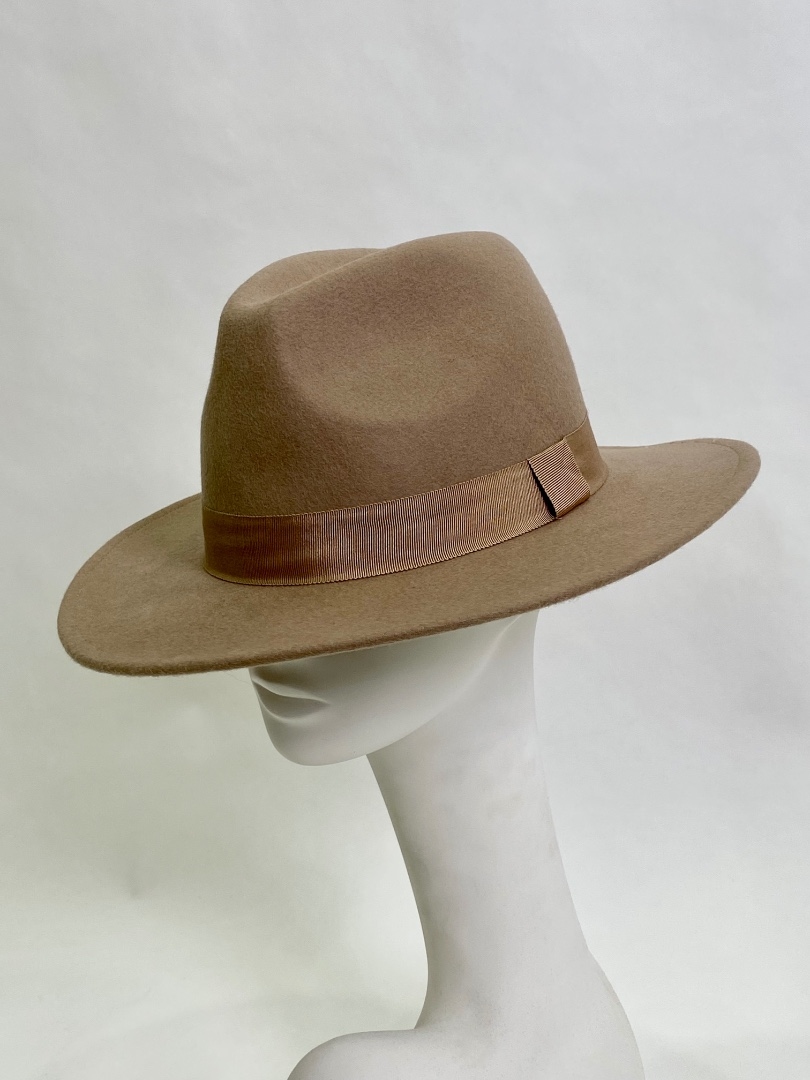 Коричневая фетровая мужская шляпа