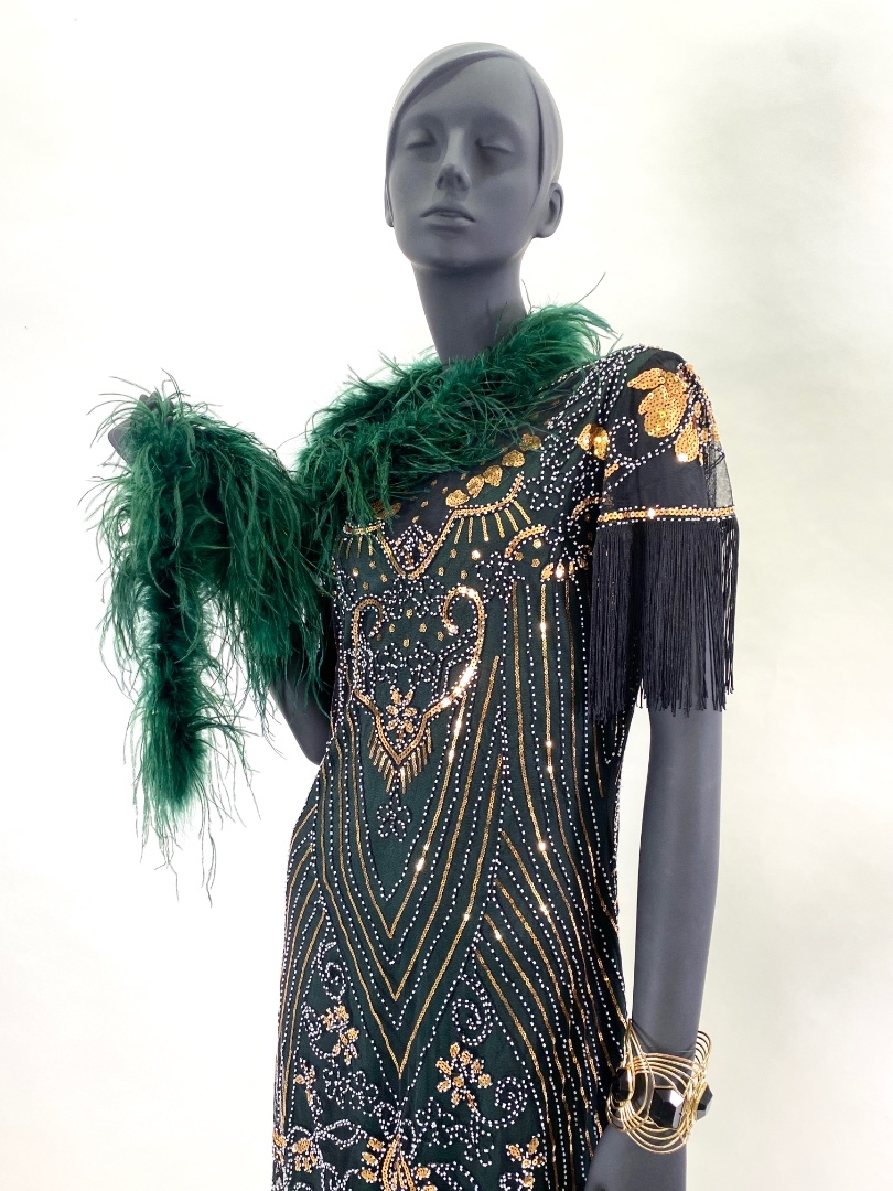 Зеленое укороченное платье в стилистике 1920х