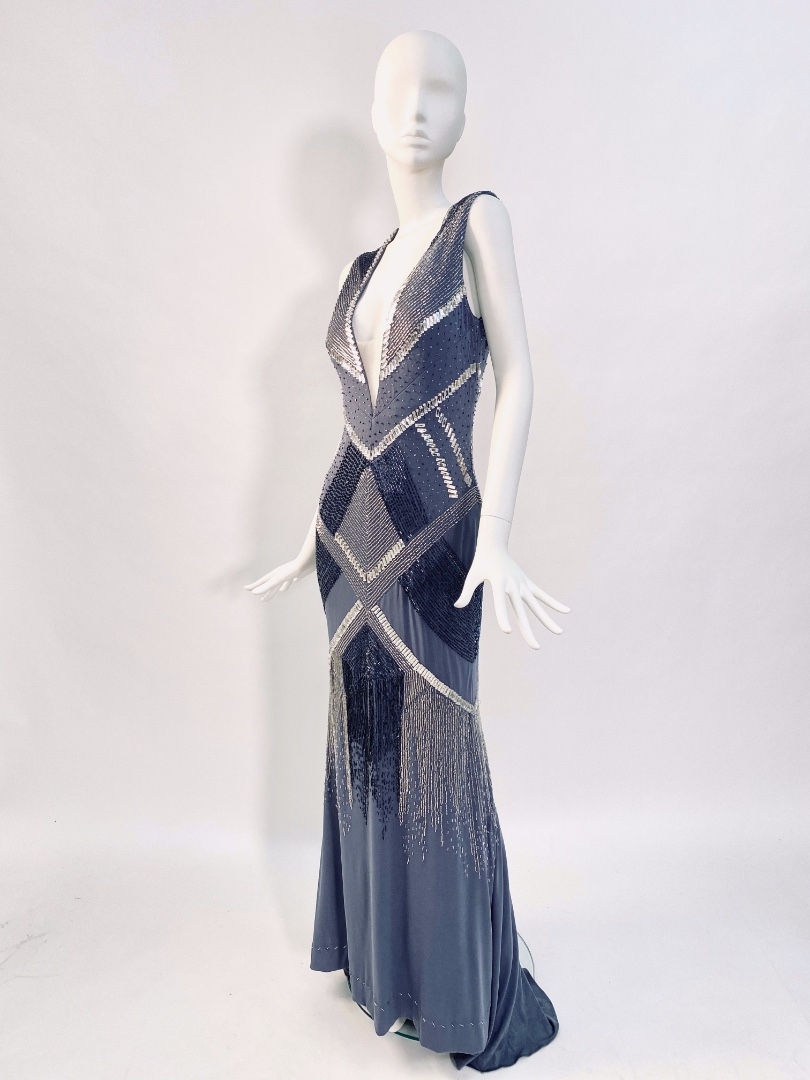 Серое платье с серебряным стеклярусом