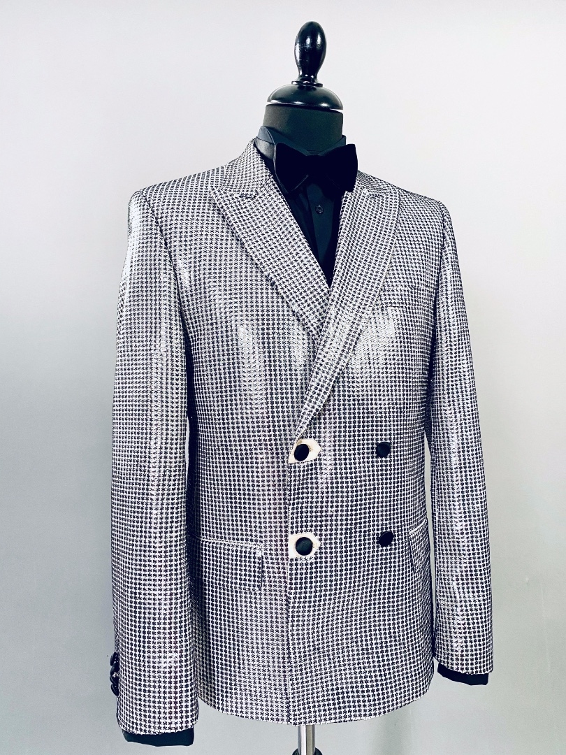Двубортный серебряный пиджак с пайетками