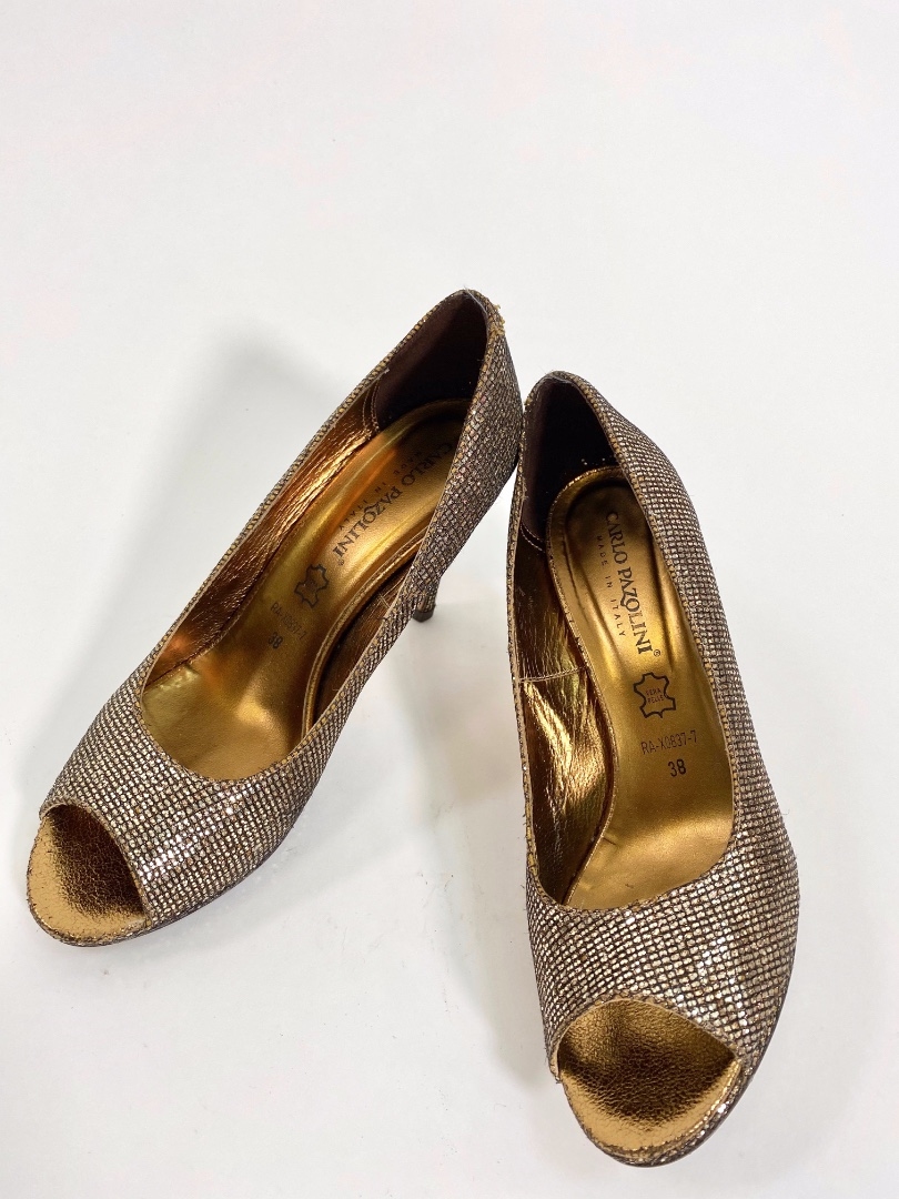 Золотые туфли в винтажном стиле