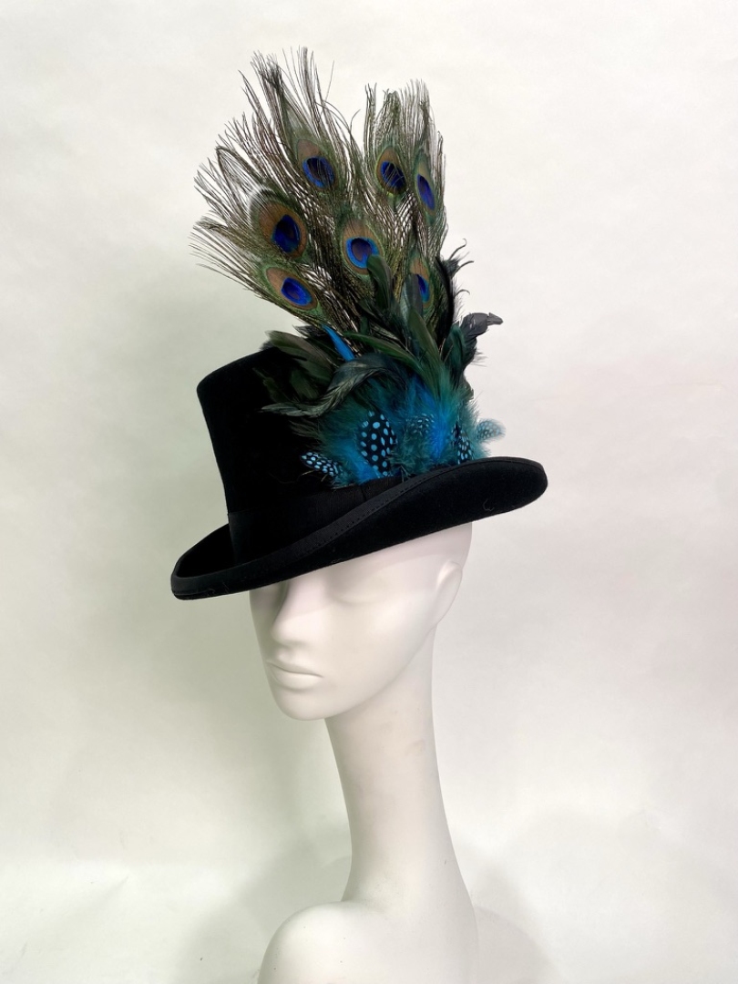Шляпа цилиндр с павлиньими перьями