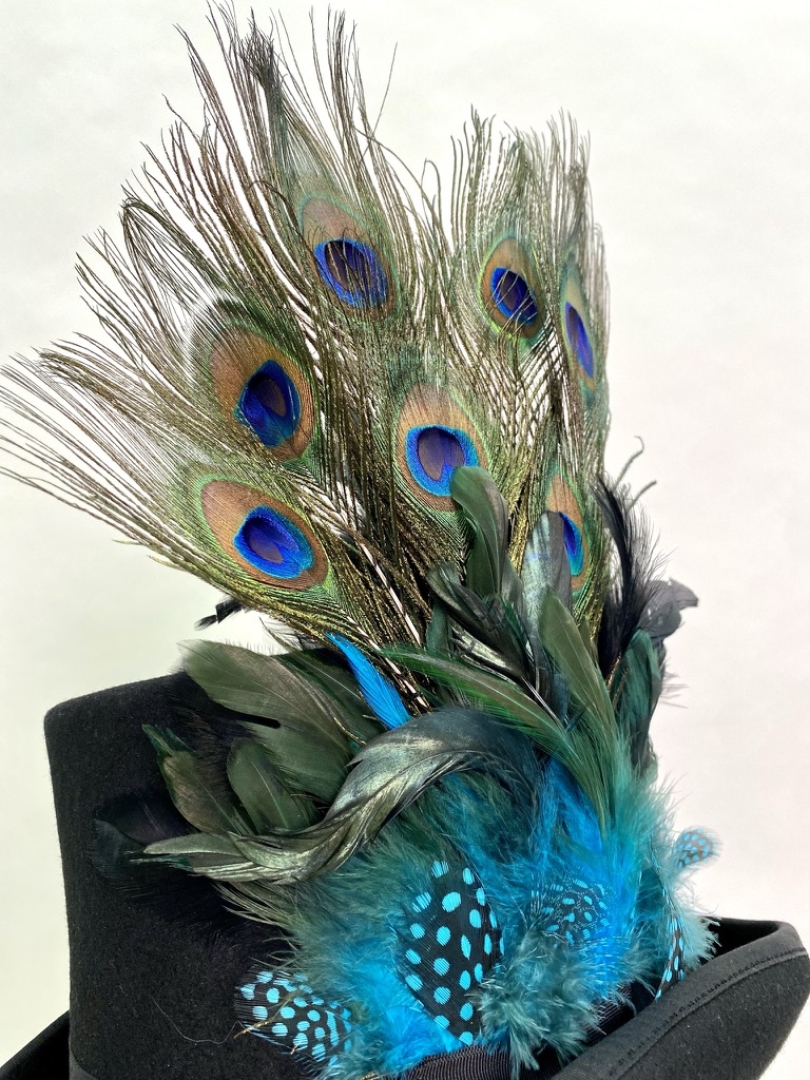 Шляпа цилиндр с павлиньими перьями