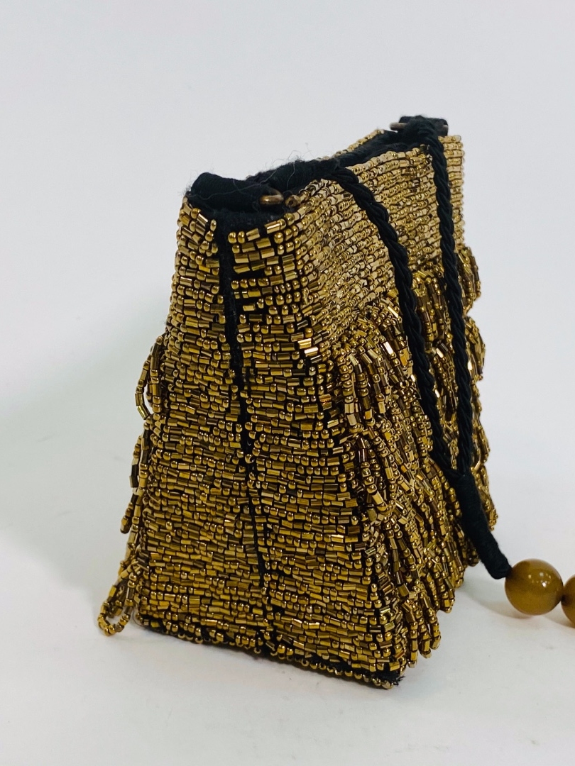 Золотая сумочка, расшитая бисером