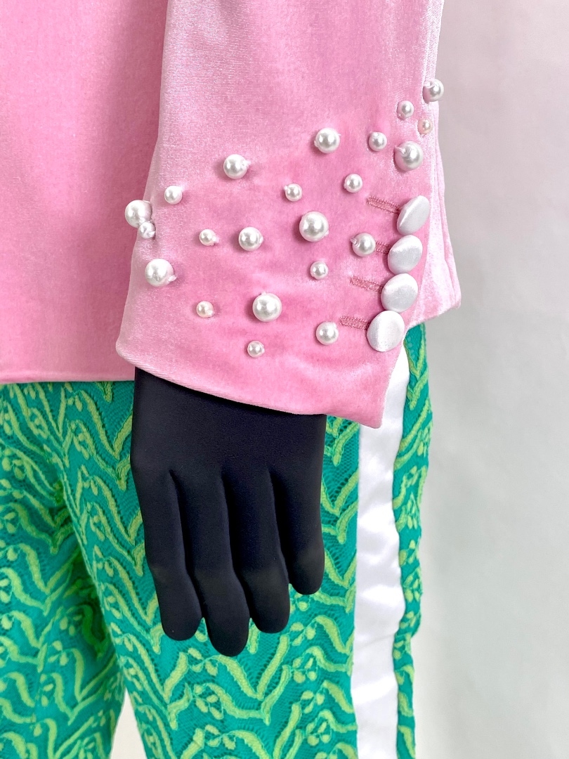Пиджак из розового бархата с зелеными брюками
