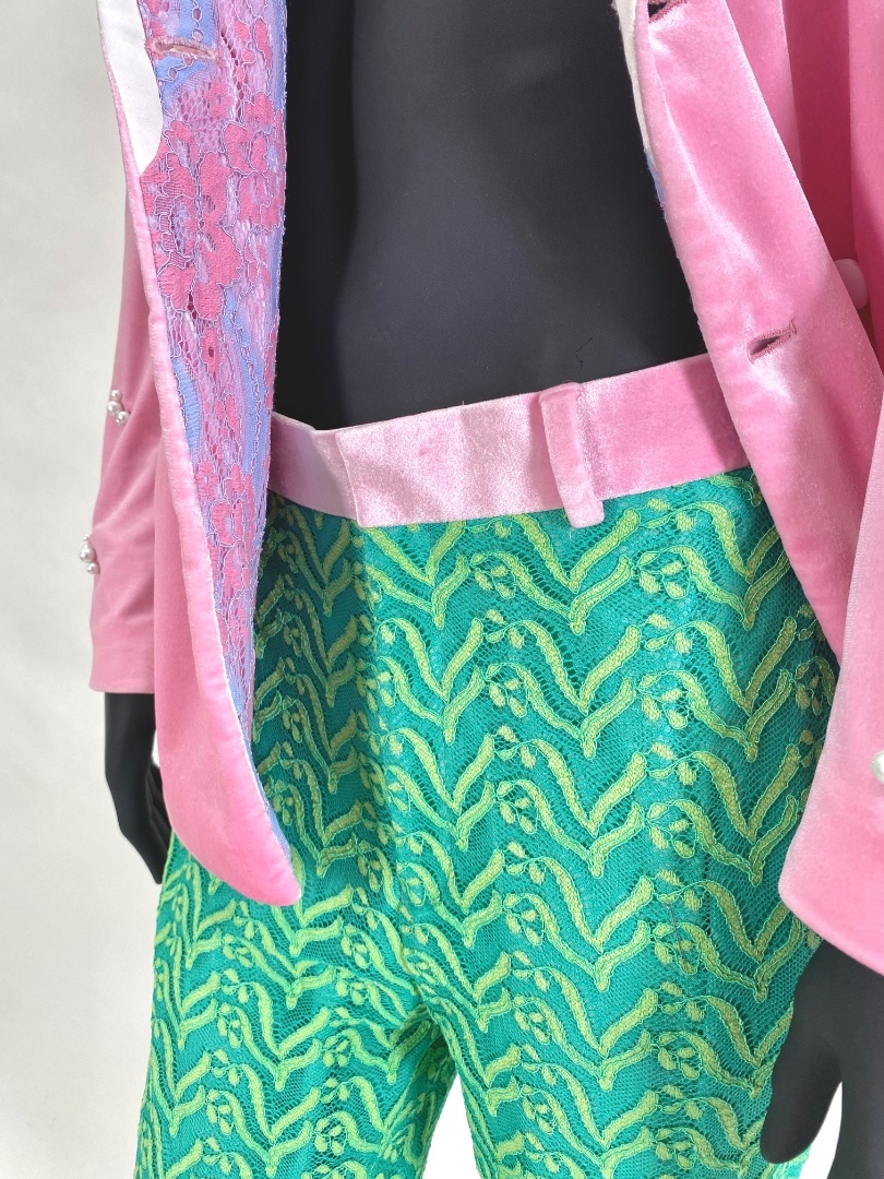 Пиджак из розового бархата с зелеными брюками
