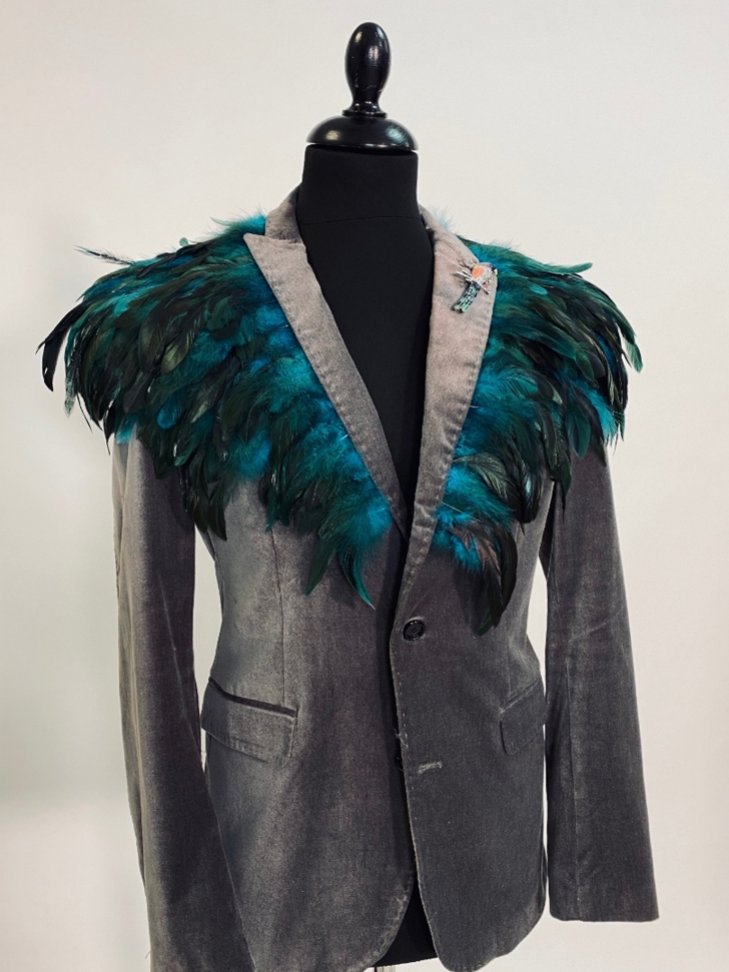 Серый бархатный пиджак с перьями