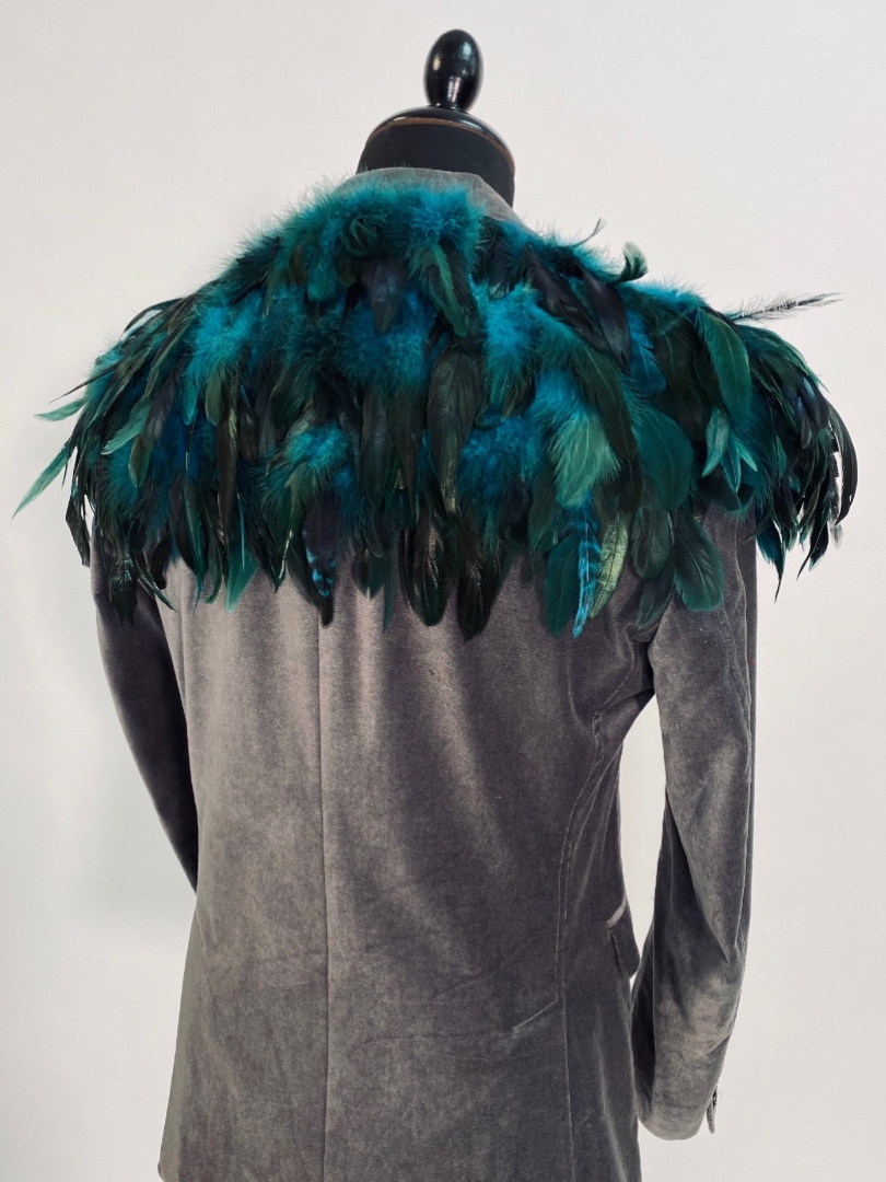 Серый бархатный пиджак с перьями
