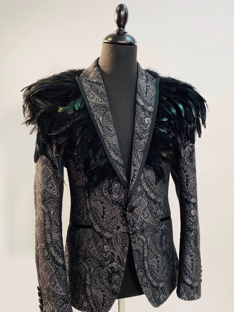 Пиджак из серебряной парчи с черными перьями