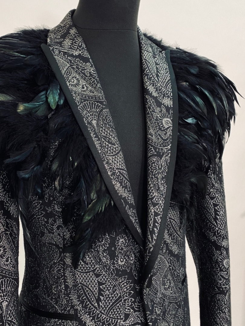 Пиджак из серебряной парчи с черными перьями
