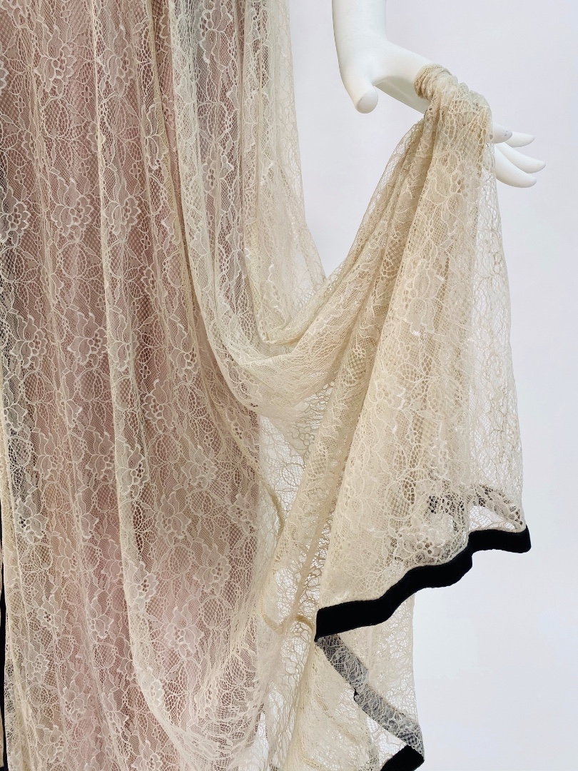 Платье из бледно-розового тюля 