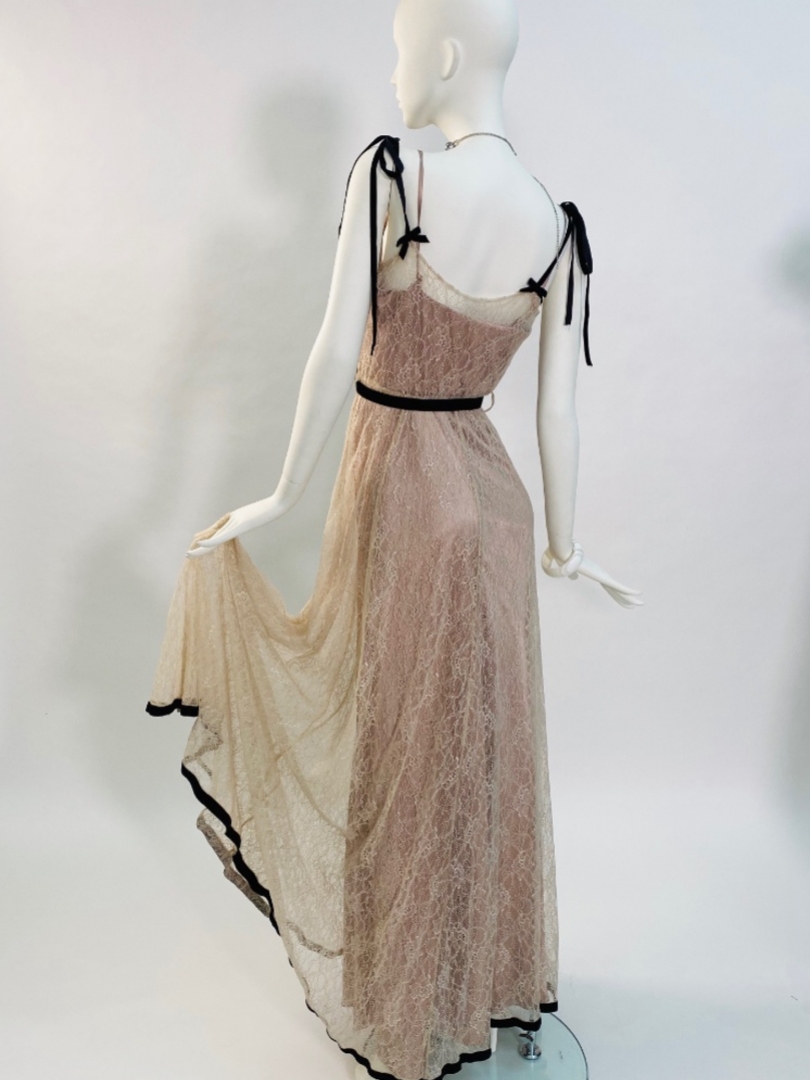 Платье из бледно-розового тюля 