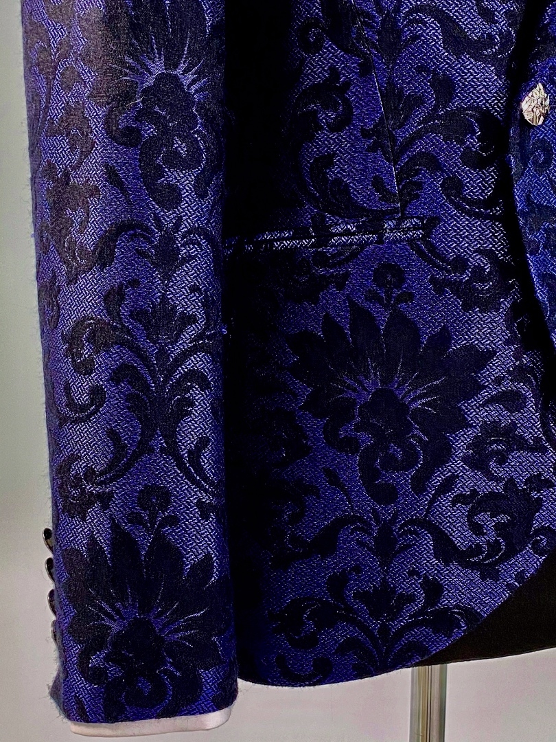 Пиджак из фиолетовой парчи