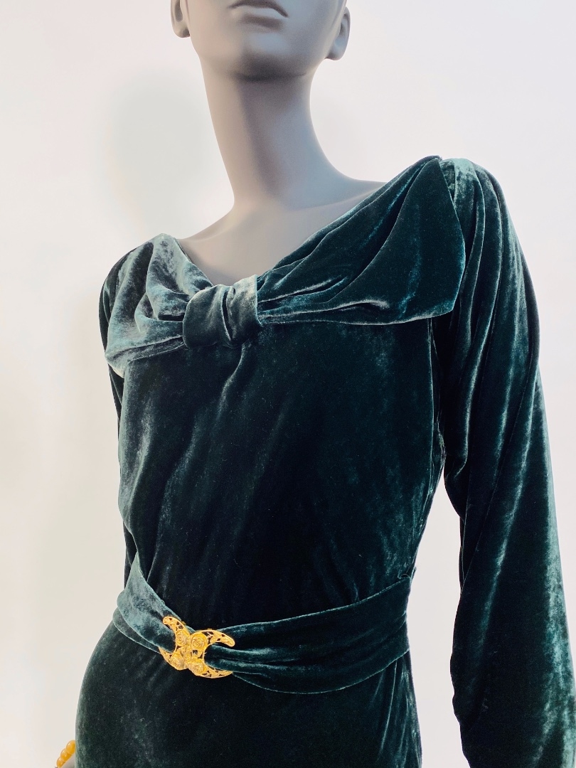 Платье из зеленого панбархата