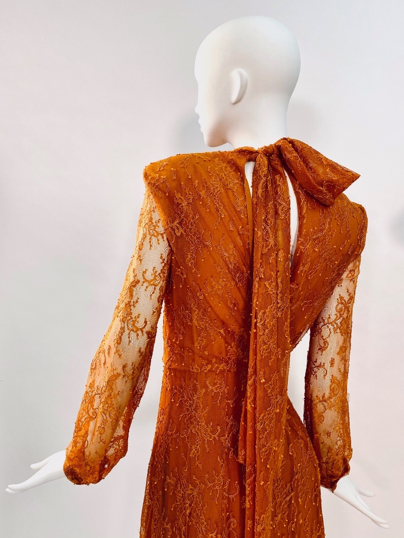 Платье из оранжевого гипюра на шелковом чехле