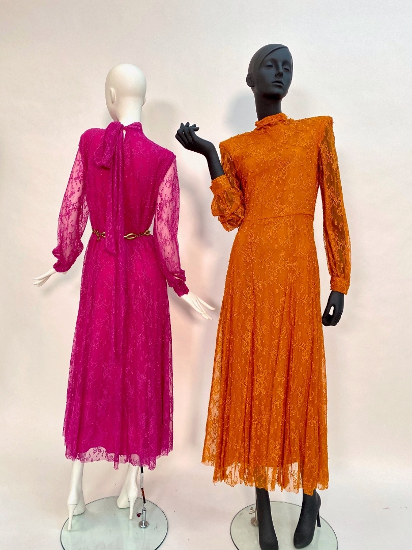 Платье из оранжевого гипюра на шелковом чехле