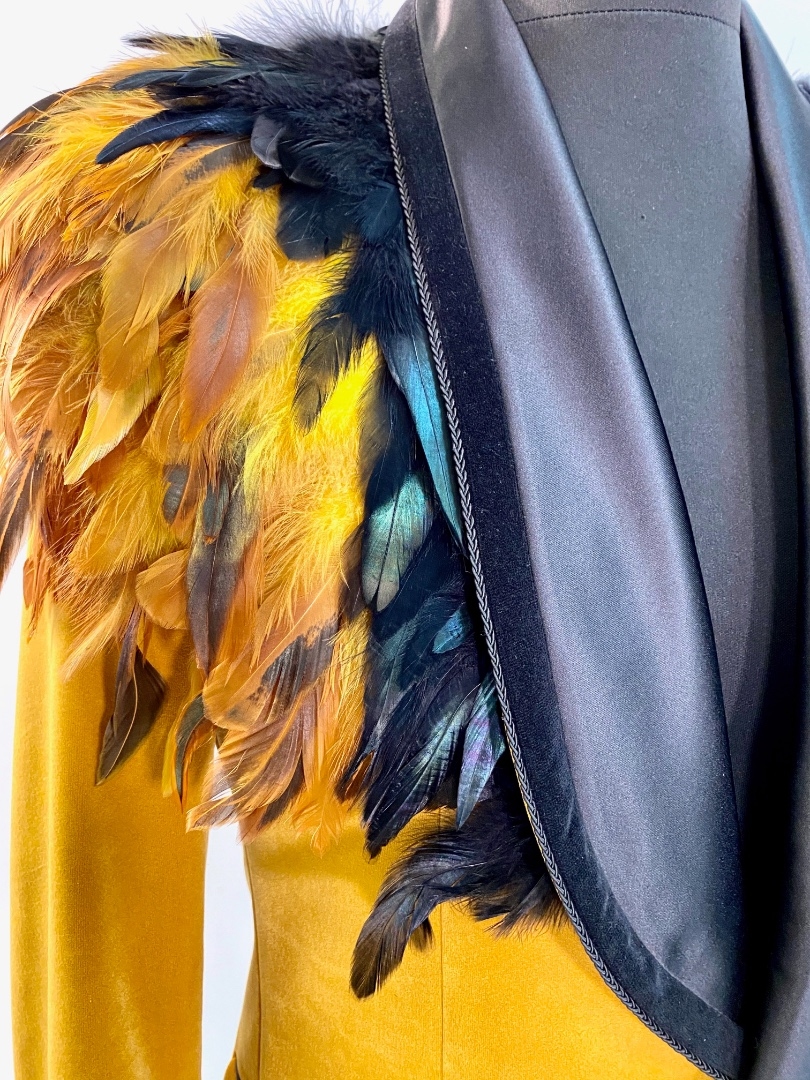 Желтый бархатный пиджак с черными перьями