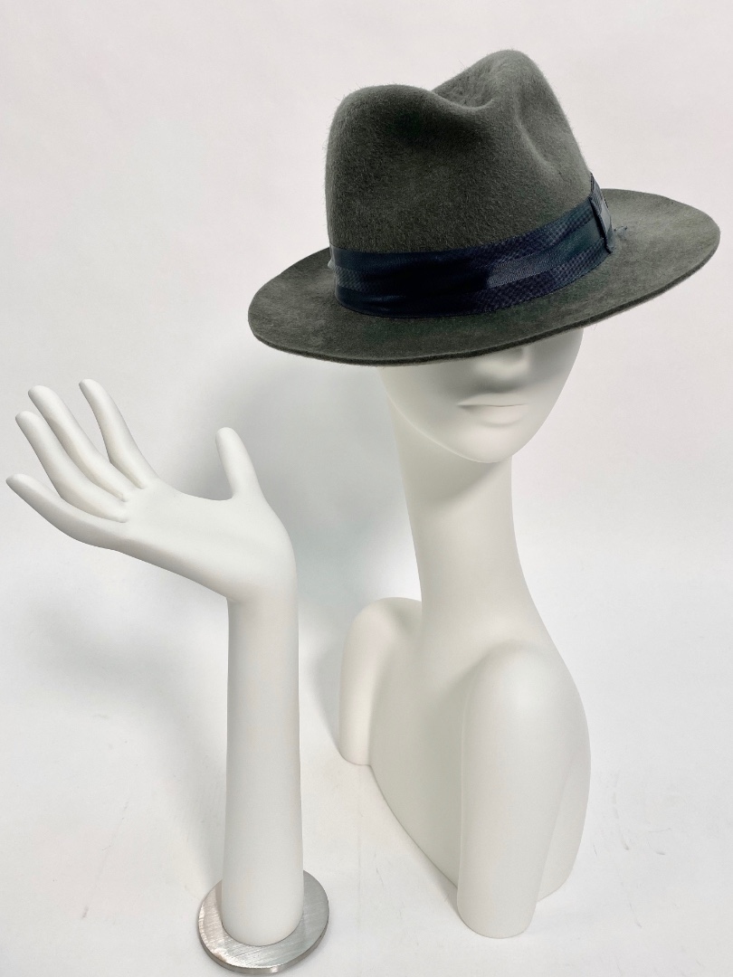 Серая мужская велюровая шляпа