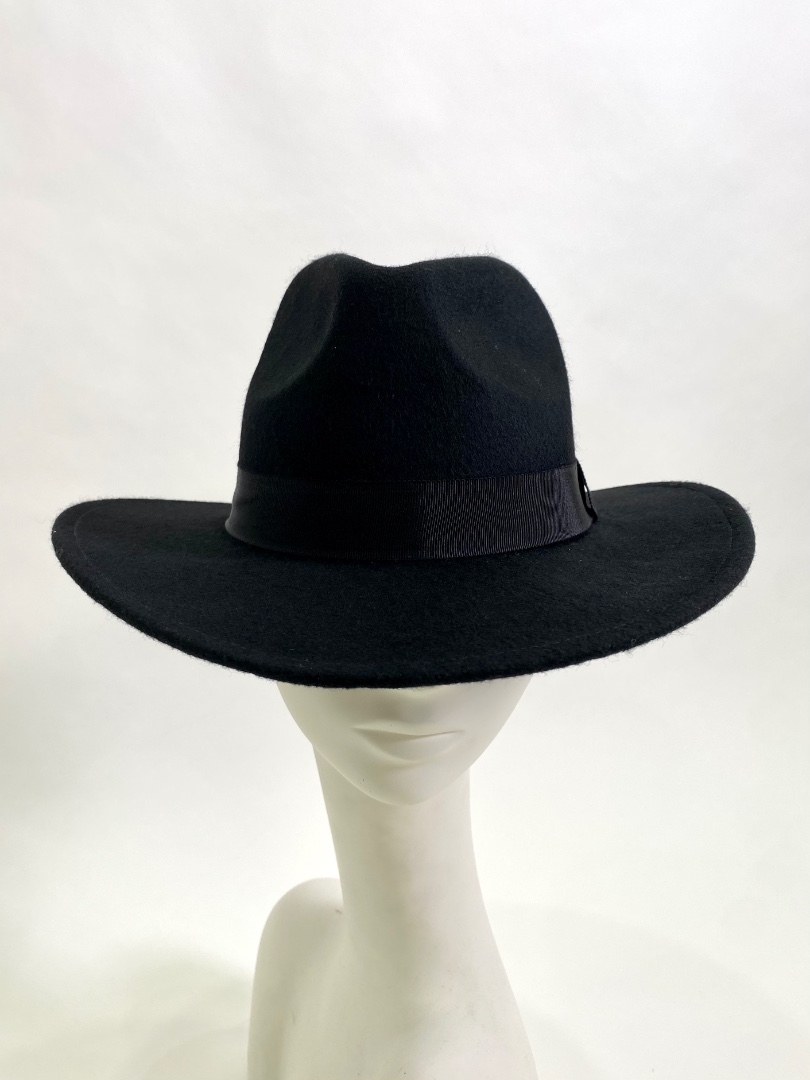 Черная гангстерская шляпа