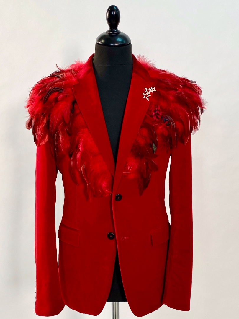 Красный бархатный мужской пиджак с перьями