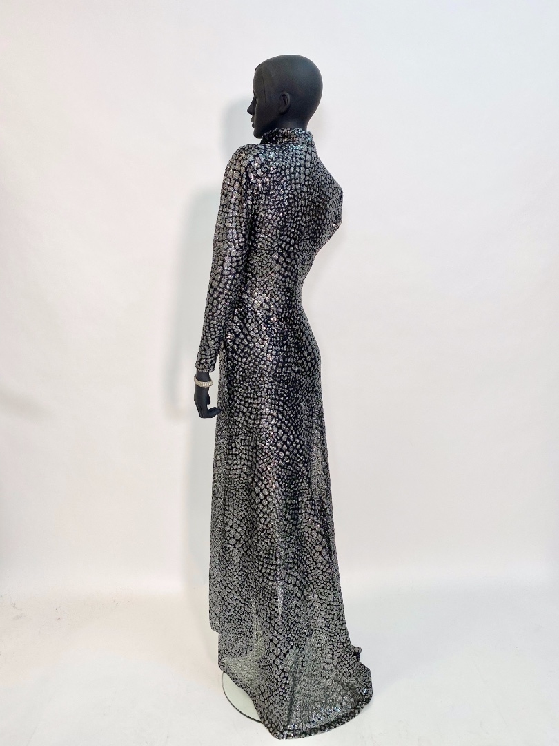 Серебряное платье в стиле тридцатых годов