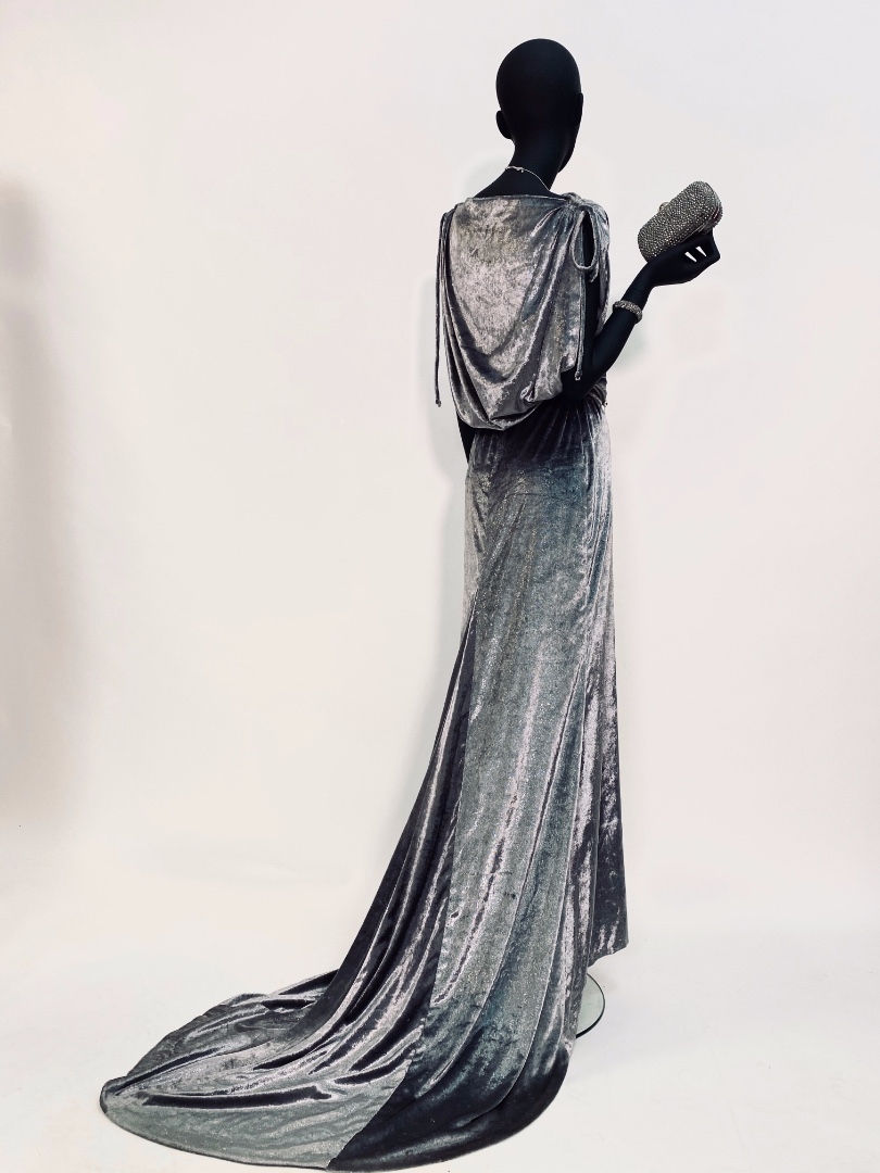 Серебристое бархатное платье тридцатых годов