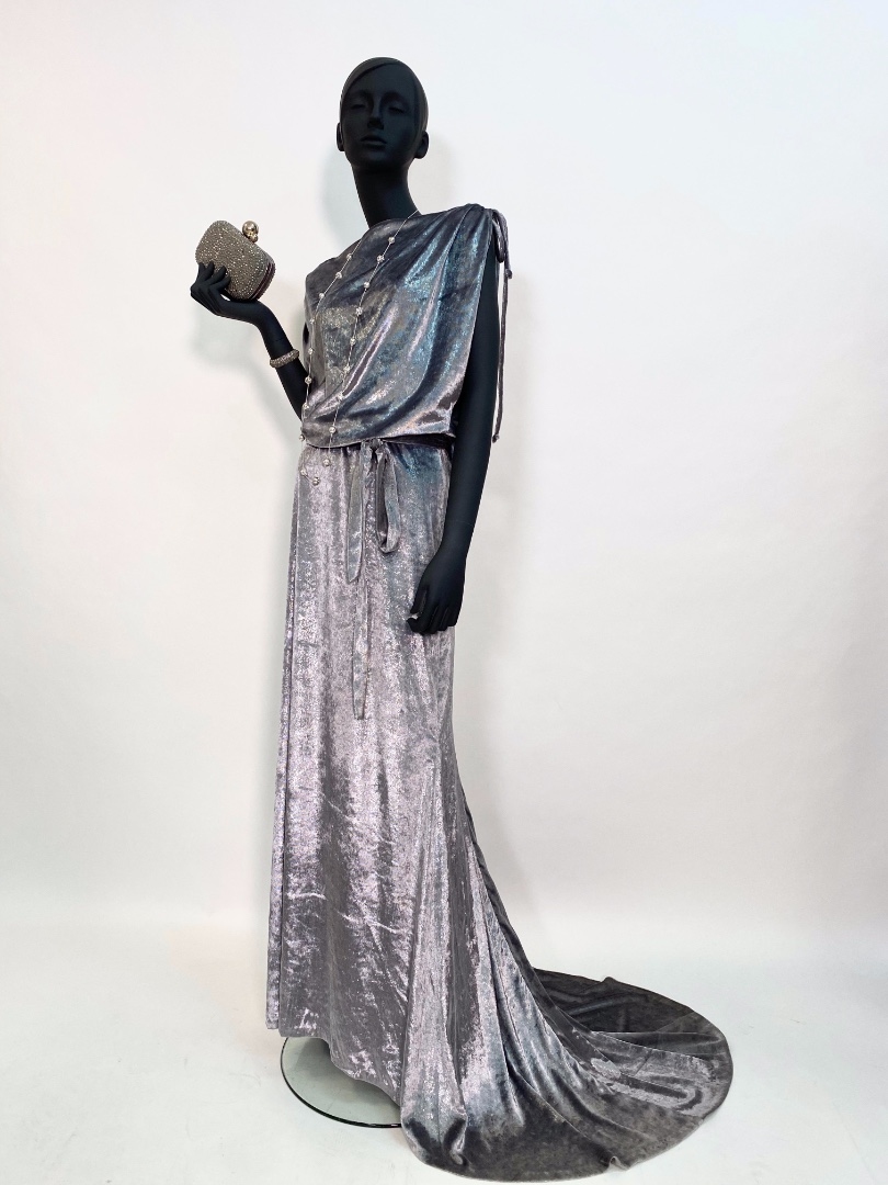 Серебристое бархатное платье тридцатых годов
