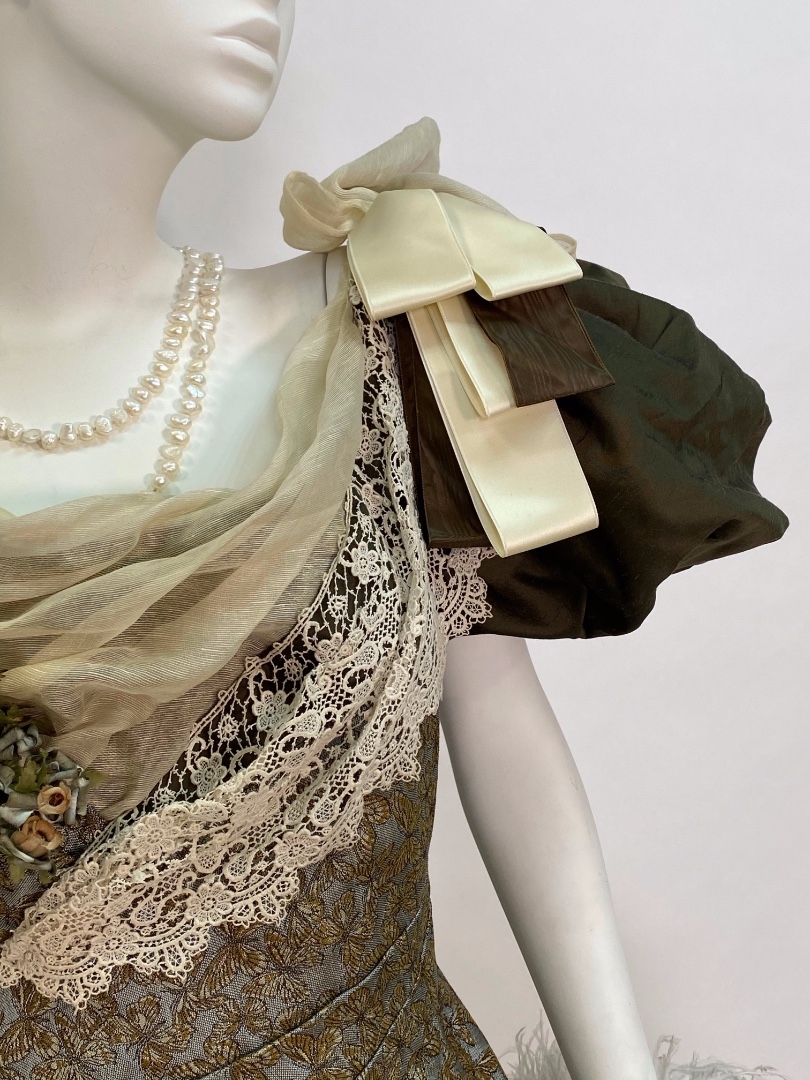 Золотисто-оливковое бальное платье 1900-х гг