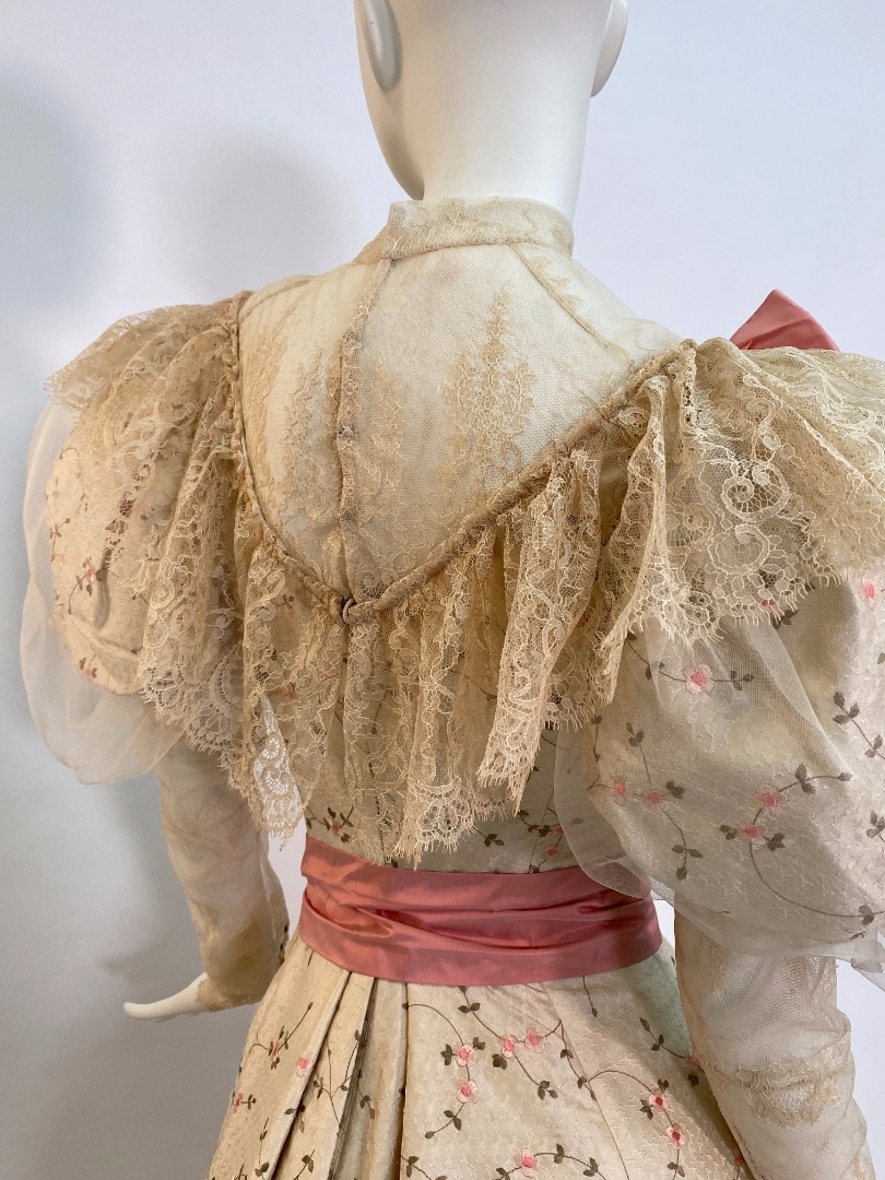 Платье бальное кремовое эпохи модерн 