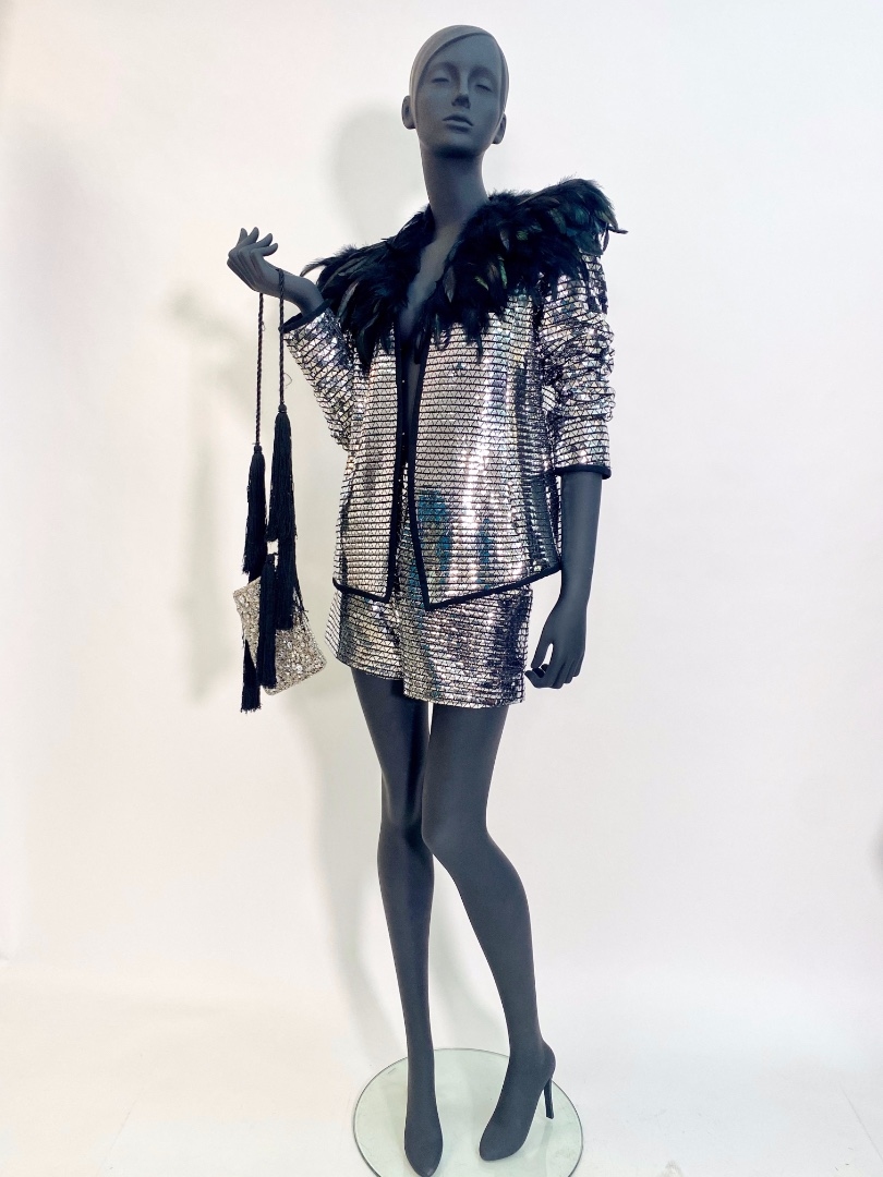 Женский серебряный костюм с перьями  