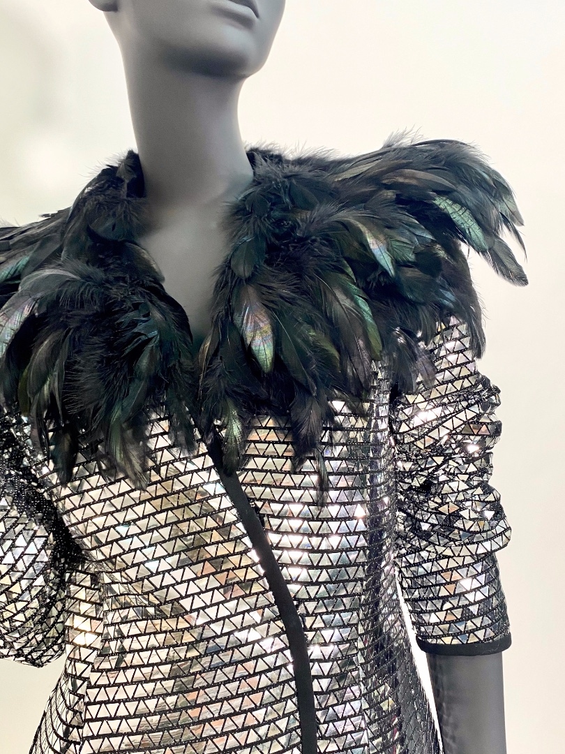 Женский серебряный костюм с перьями  