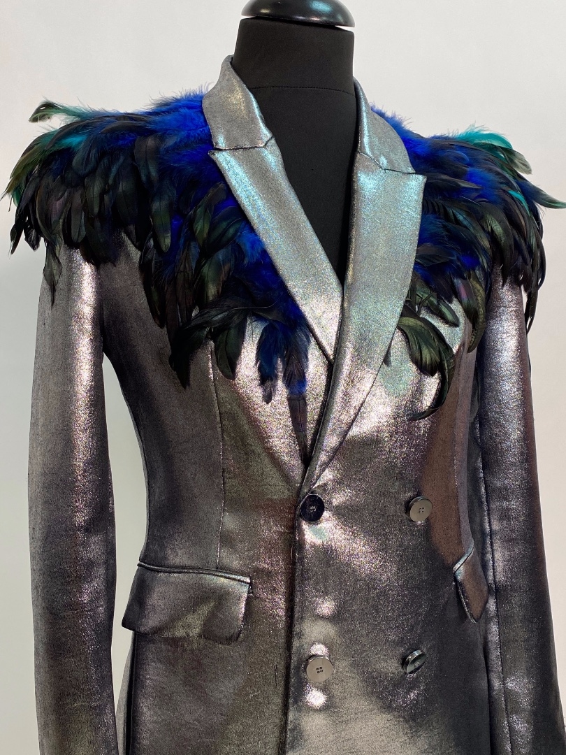 Серебряный двубортный пиджак с перьями