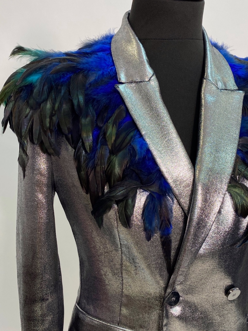 Серебряный двубортный пиджак с перьями