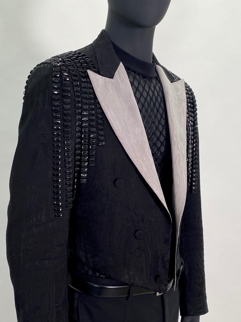 Черный укороченный мужской пиджак с эполетами