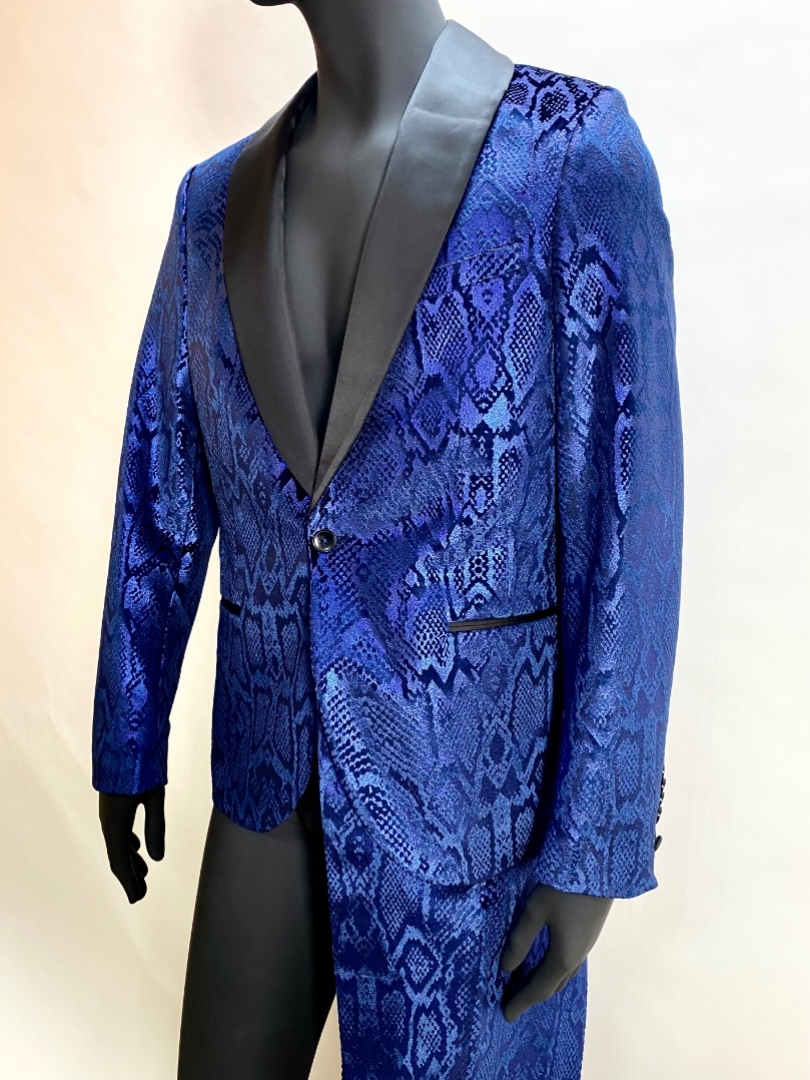 Синий мужской костюм с эффектом змеиной кожи
