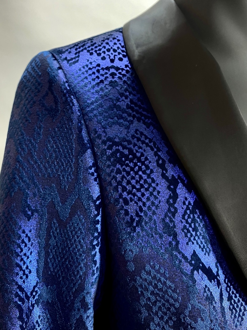 Синий мужской костюм с эффектом змеиной кожи
