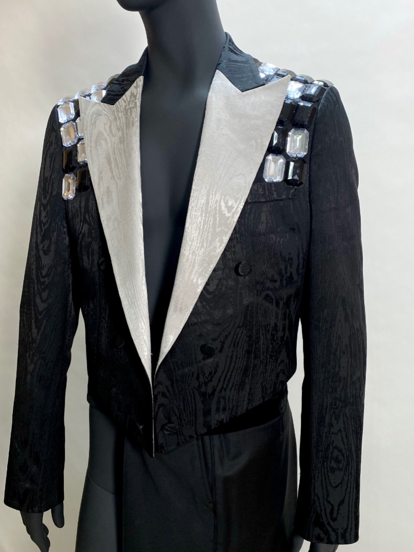 Черный укороченный пиджак с вышивкой камнями