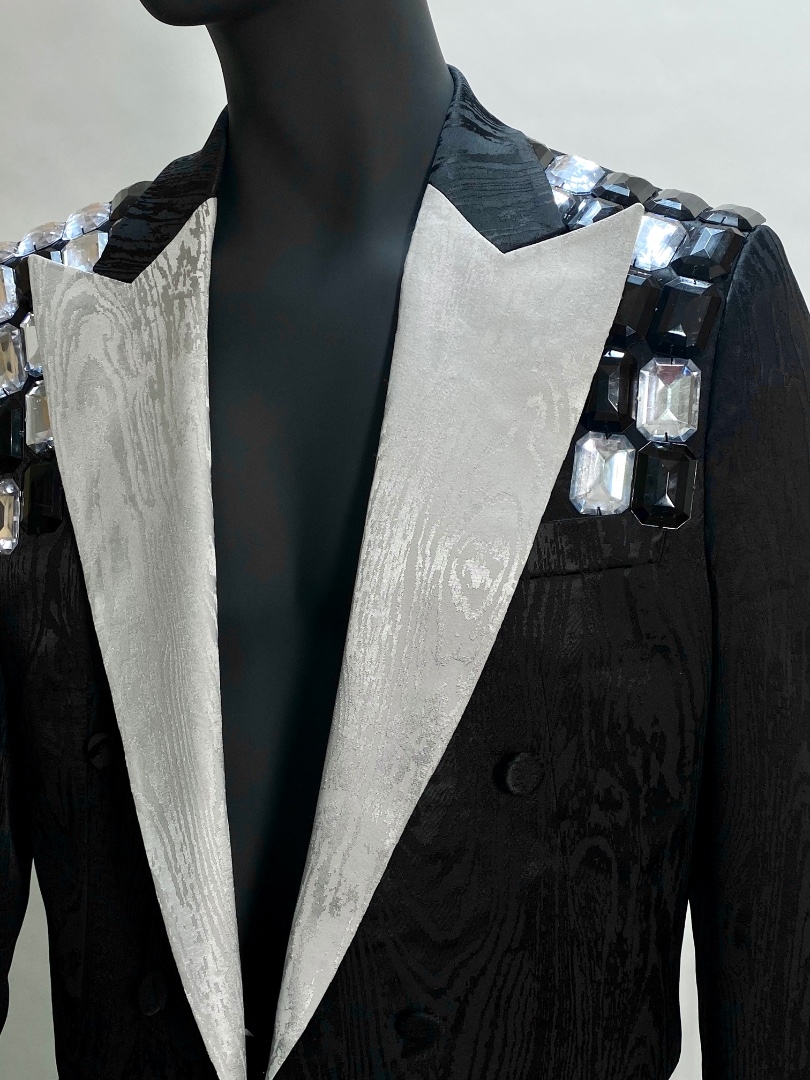 Черный укороченный пиджак с вышивкой камнями