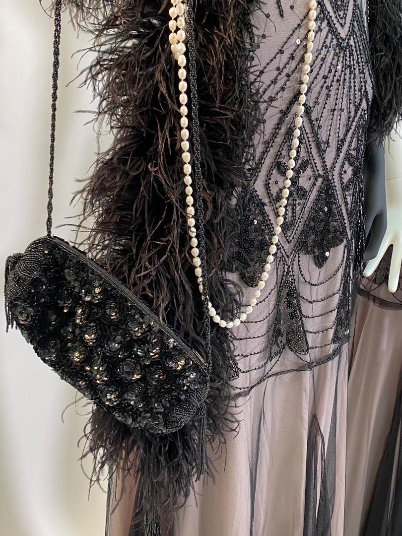 пыльно-розовое платье с черным стеклярусом 