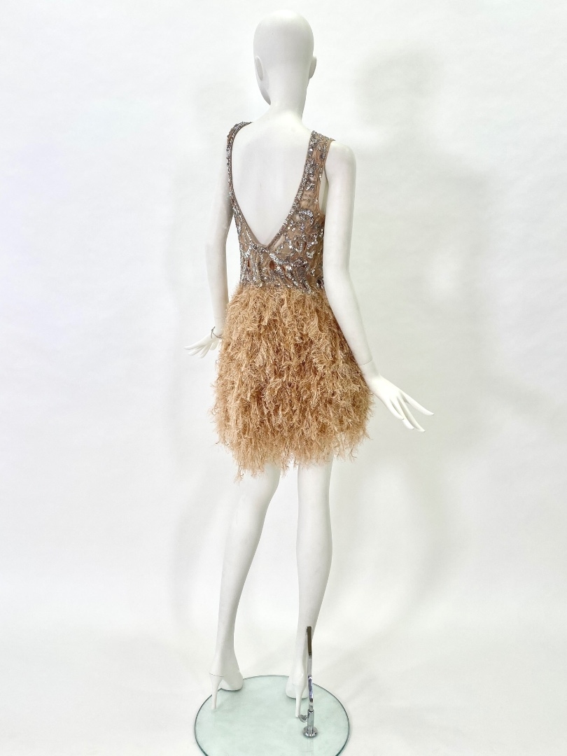 Бежевое коктейльное платье с перьями