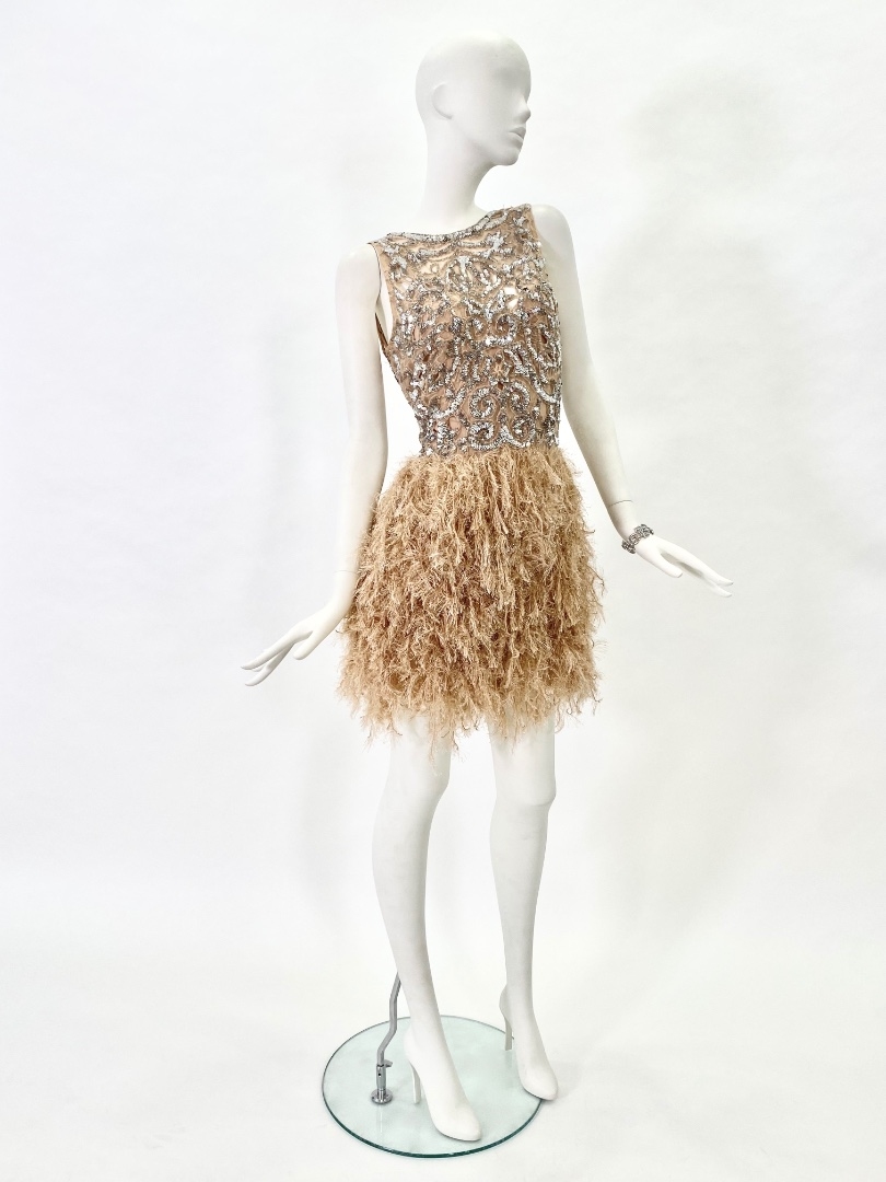 Бежевое коктейльное платье с перьями