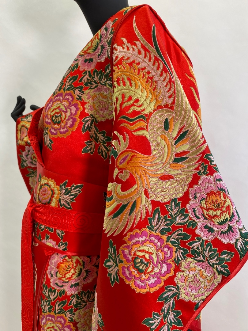 Красное китайское кимоно из плотного шелка