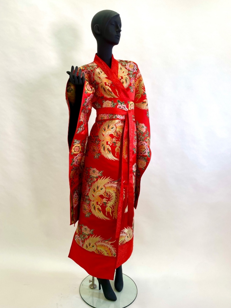 Красное китайское кимоно из плотного шелка