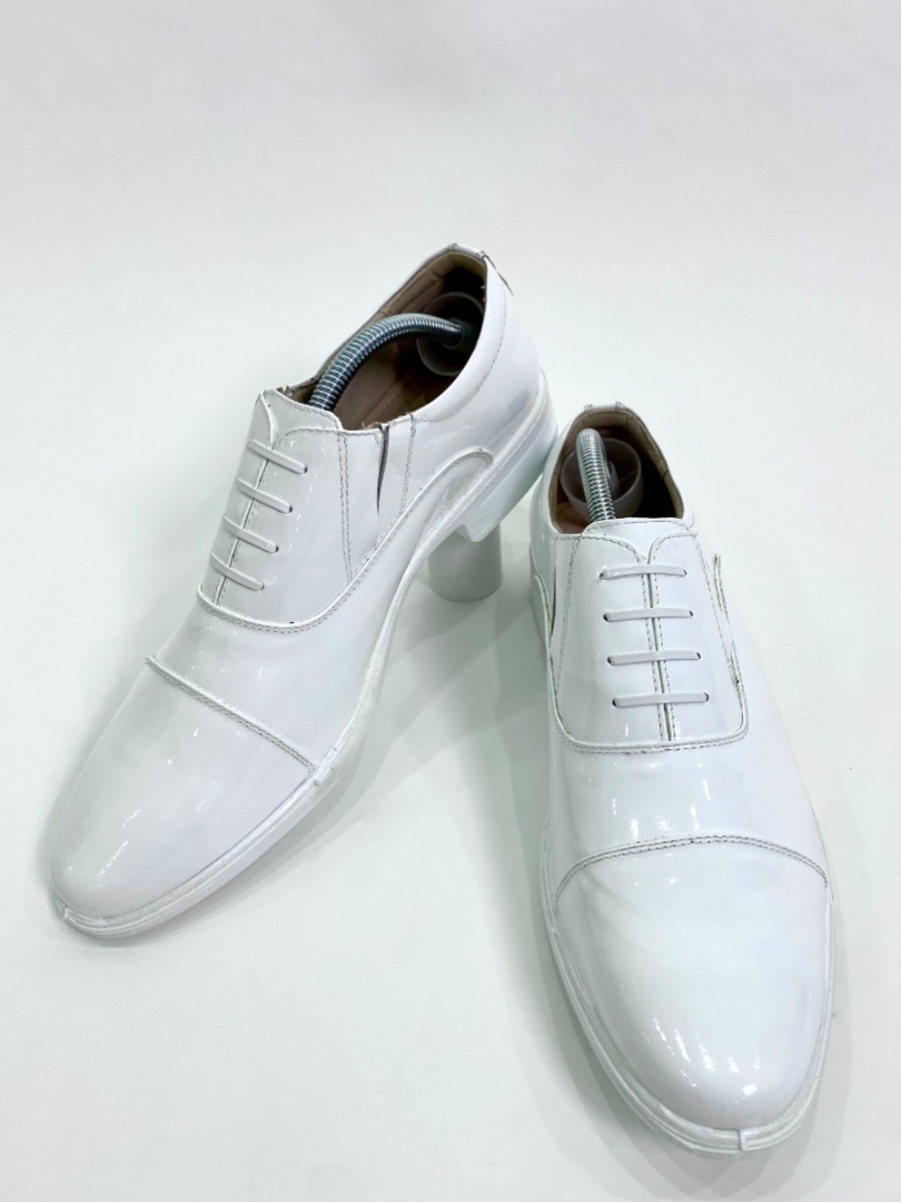 Белые мужские лакированные туфли