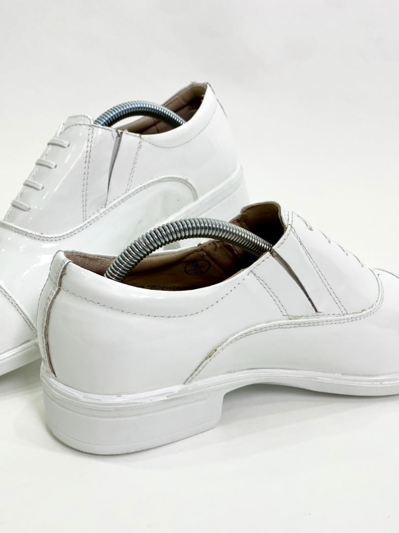 Белые мужские лакированные туфли