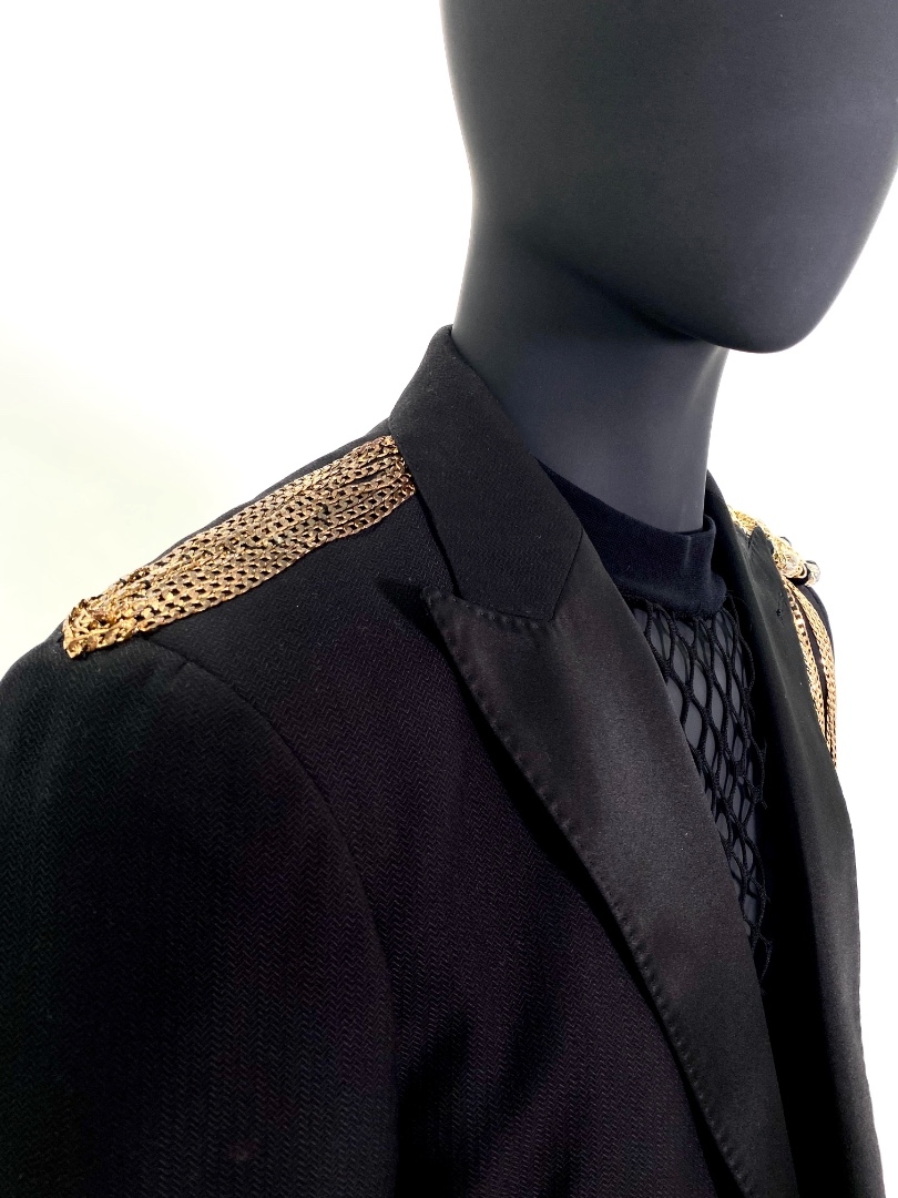Черный мужской пиджак с золотым эполетом