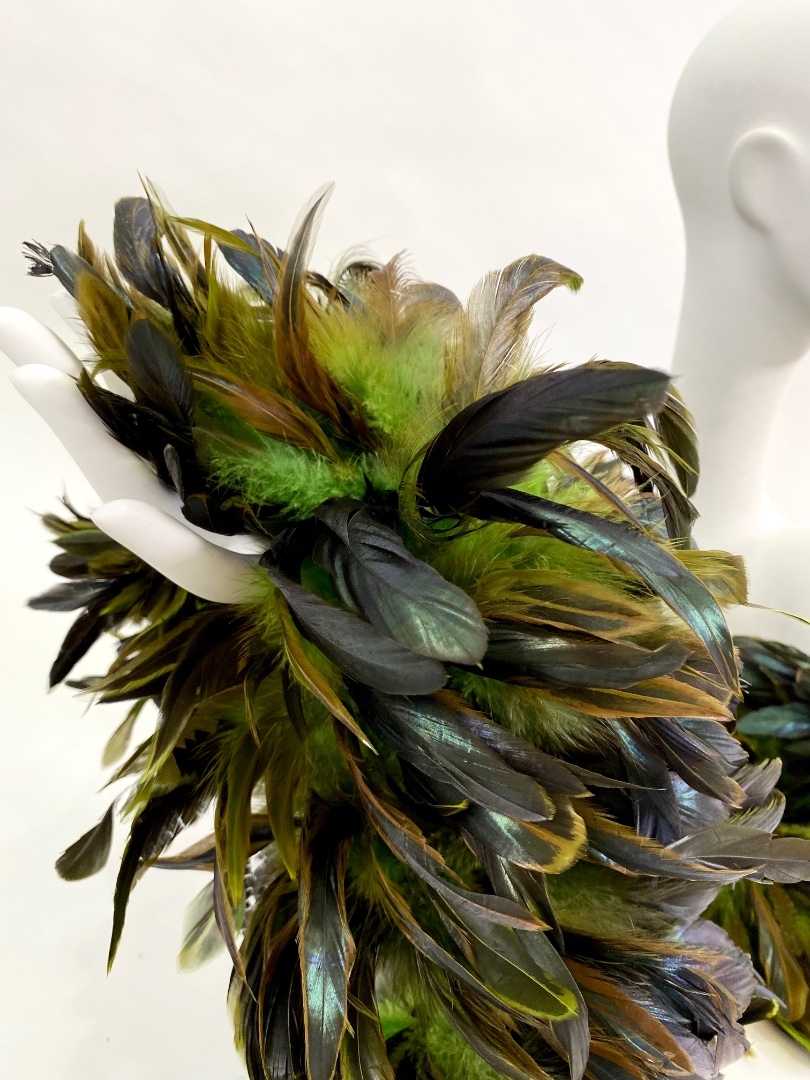 Зеленое боа из перьев петуха