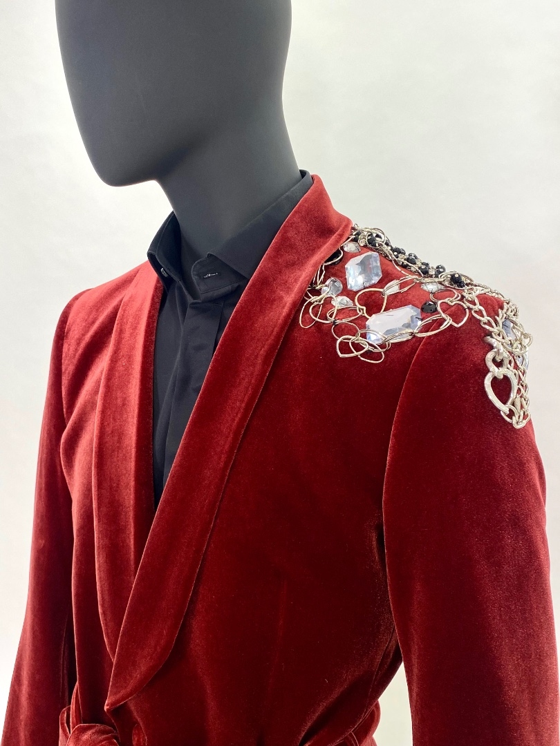 Красный бархатный пиджак с поясом и эполетом