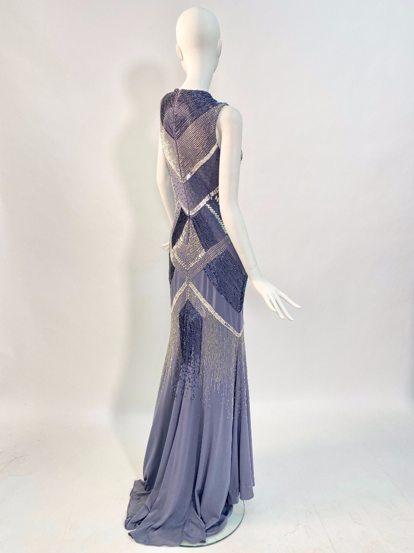Серое платье с серебряным стеклярусом